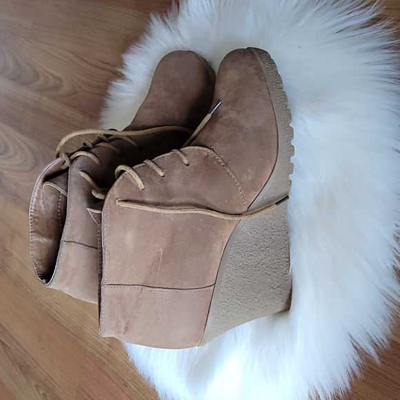 Shoes - Picture 3 of 4